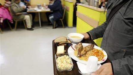 Dans un centre des "Restos du Coeur" à Strasbourg. Le programme européen d'aide alimentaire (PEAD), duquel dépend environ 70% de l'aide aux plus fragiles en France, restera en vigueur encore deux ans, jusqu'en 2014, l'Allemagne ayant accepté de maintenir