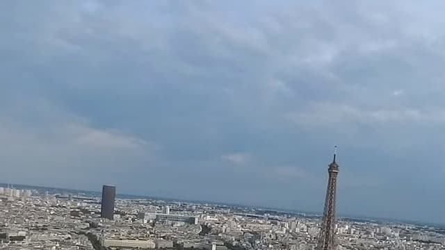 La Tour Eiffel filmée par un drone