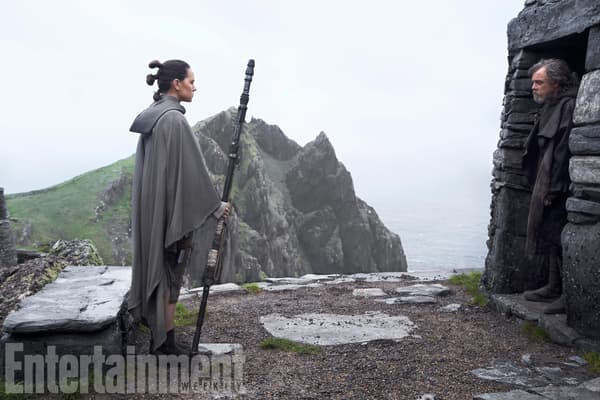 Rey face à Luke Skywalker sur l'île d'Ahch-To