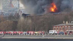 Russie: Un immense incendie ravage une fabrique historique de Saint-Pétersbourg