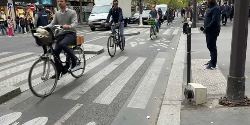 Des cyclistes sur la piste cyclable du boulevard Sébastopol à Paris (photo d'illustration)