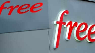 Free lance des bornes libre-service pour les cartes sim dans les maison de presse.