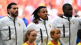 Jules Koundé pendant les hymnes avant le match France-Belgique à l'Euro, le 1er juillet 2024