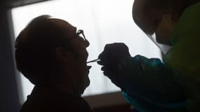 Un patient se fait tester par une volontaire à Hondarribia, en Espagne