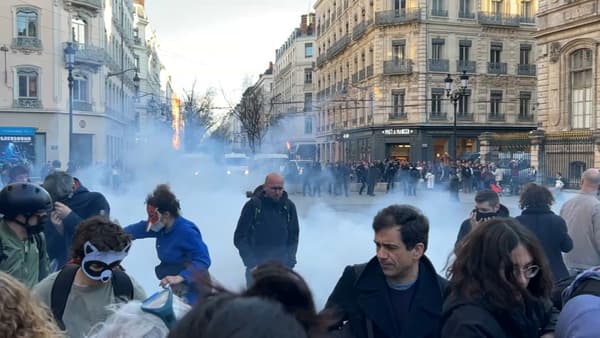 300 personnes se sont rassemblées devant l'opéra de Lyon.