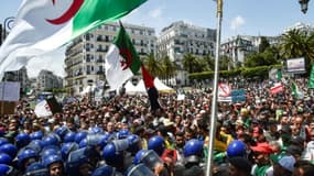 Des Algériens commencent à se rassembler au centre d'Alger le 17 mai 2019 pour le 13e vendredi consécutif de manifestations contre le système