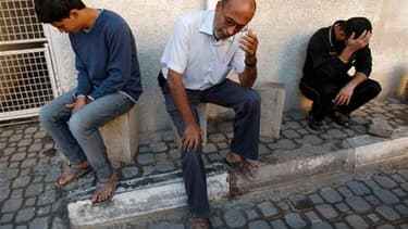 Des Palestiniens en deuil après la mort de deux activistes, dimanche soir, dans un raid israélien sur Khan Younès, dans le sud de la bande de Gaza. Après cette ultime frappe, la trêve négociée par l'Egypte semblait tenir lundi matin entre l'armée israélie
