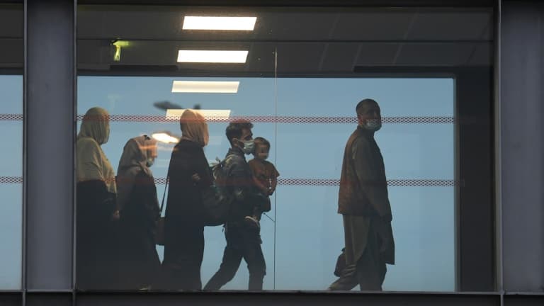 Des voyageurs évacués d'Afghanistan arrivent à l'aéroport parisien de Roissy Charles-de-Gaulle, le 18 août 2021