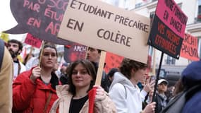 Des étudiants manifestent contre la précarité et la réforme des retraites à Paris, le 9 mars 2023