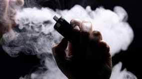 Une personne fume une cigarette électronique (photo d'illustration)