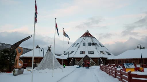 Des enfants jouent le 27 novembre 2017 devant le centre Arran d'activité sami dans le village de Drag, situé dans la commune de Tysfjord, secouée par un grand déballage sur des agressions sexuelles massives.