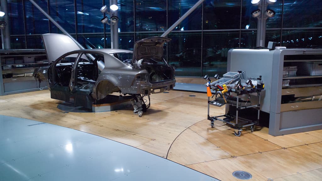 Une fabrication artisanale, à la main, dans des conditions et un cadre idéal pour l'ouvrier: c'était le but de cette méthode de production voulue par Volkswagen.