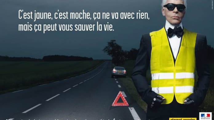 Depuis le 1er octobre 2008, les conducteurs doivent s'équiper d'un gilet jaune et d'u triangle de présignalisation installés dans leur véhicule. Karl Lagerfeld avait participé à la campagne de promotion. Depuis le 1er octobre 2008, les conducteurs doivent s'équiper d'un gilet jaune et d'u triangle de présignalisation installés dans leur véhicule. Karl Lagerfeld avait participé à la campagne de promotion.