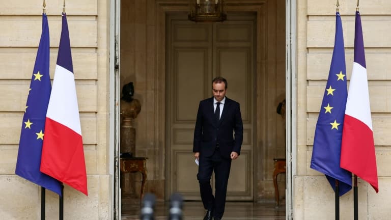 "MACRON SEMBLE ACCULÉ": LA BOURSE DE PARIS TOUJOURS DANS LE ROUGE AU LENDEMAIN DE LA DÉMISSION DU PREMIER MINISTRE