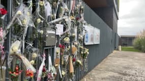 Des fleurs déposées sur la grille du lycée où était scolarisée Camélia qui s'est suicidée le 13 janvier