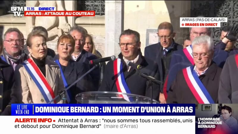 Attaque au couteau à Arras: la Marseillaise entonnée lors du rassemblement en hommage au professeur tué
