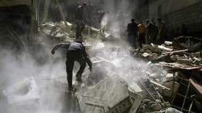 Dans les décombres, les "casques blancs" recherchent les éventuels survivants après le raid aérien qui a fait au moins 72 morts, à Khan Cheikhoun, en Syrie. 