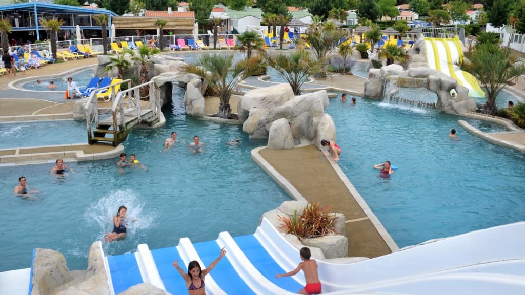 L'espace piscine et les toboggans d'un camping de Longeville-sur-mer en juillet 2009 (Photo d'illustration).