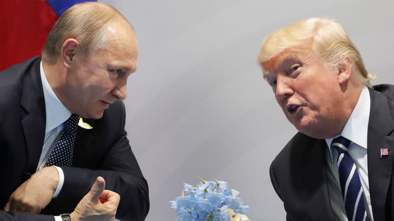 Le président des Etats-Unis Donald Trump et le président russe Vladimir Poutine, lors du sommet du G20 le 7 juillet 2017 à Hambourg en Allemagne.
