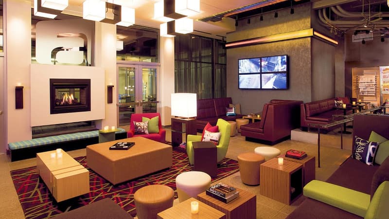 Le salon lounge de l'hôtel Aloft à New York.
