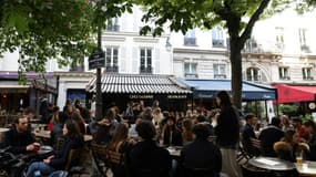 Des personnes à la terrasse de cafés, le 19 mai 2021 à Paris
