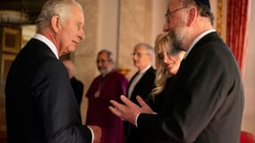 Le roi Charles III et le grand rabbin Ephraim Mirvis, le 16 septembre 2022. (Photo d'archive)