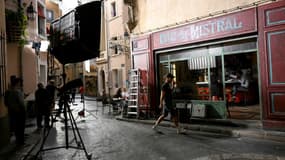 Des acteurs et techniciens de "Plus belle la vie" sur le plateau du dernier tournage de la série, aux Studios de la Belle de Mai, le 28 septembre 2022 à Marseille