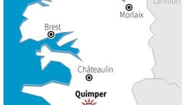 SEPT PARENTS JUCHÉS SUR LA CATHÉDRALE DE QUIMPER