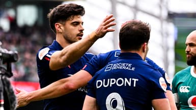 Romain Ntamack devant Antoine Dupont lors d'Irlande-France (27-42, 6 Nations), le 8 mars 2025