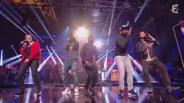 Anne Roumanoff sur la scène de Taratata au côté de Black M