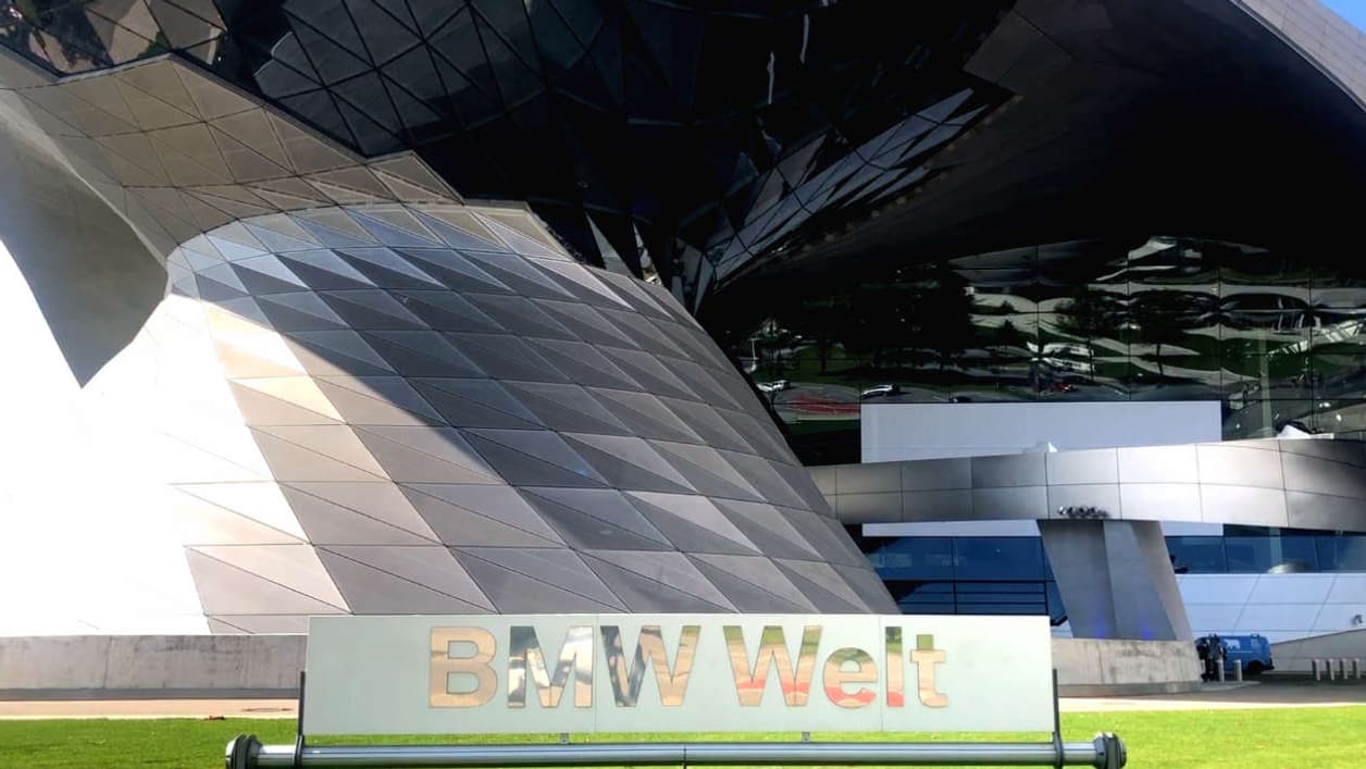 Ouvert en 2007, le BMW Welt sert de vitrine et de lieu de livraison au constructeur bavarois. Ouvert en 2007, le BMW Welt sert de vitrine et de lieu de livraison au constructeur bavarois.