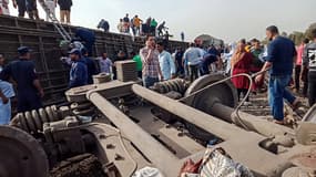 Des personnes rassemblées sur le site d'un accident de train au nord du Caire, dimanche 18 avril 2021.