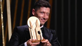 Robert Lewandowki avec le trophée Gerd Müller de meilleur buteur