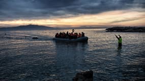 Les réfugiés affluent sur l'île grecque de Lesbos.