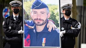 Le portrait du policier Eric Masson, tué à Avignon, lors d'un hommage national, le 11 mai 2021 à Avignon