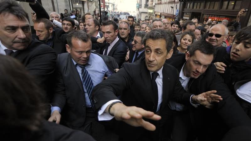 Nicolas Sarkozy chahuté jeudi par des dizaines de personnes venues le huer à Bayonne. Le président-candidat tente d'exploiter les incidents de jeudi dans l'espoir de susciter la sympathie dans une opinion qui continue à lui préférer son concurrent sociali