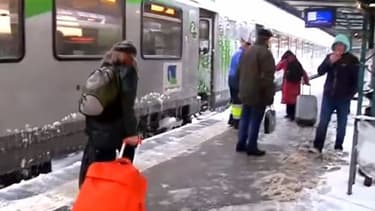 Des passagers sur le quai de la gare de Caen, le 12 mars 2013