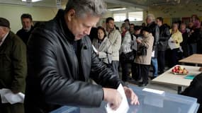 Bureau de vote à Vilnius. Le Parti travailliste (opposition) est arrivé dimanche en tête du premier tour des élections législatives en Lituanie, selon une projection. Ils devanceraient les sociaux-démocrates. L'Union patriotique (centre droit) du Premier