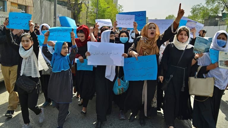 Des femmes et écolières afghanes manifestent à Kaboul contre la décision prise par les talibans de fermer l'enseignement secondaire aux filles, le 26 mars 2022