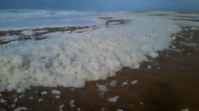 Landes : tempête d’écume sur la plage Tarnos. - Témoins BFMTV