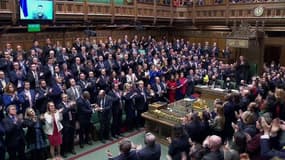 Le président Zelensky ovationné au Parlement britannique