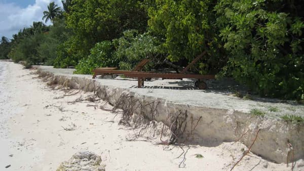 Le phénomène d'érosion, qui ronge inexorablement les Maldives, est bien visible ici sur la plage d'un hôtel, le 14 juillet 2014.
