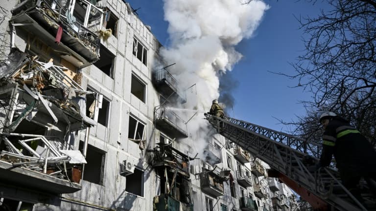 Un immeuble endommagé par des bombardements à Tchougouïv, dans l'est de l'Ukraine, le 24 février 2022