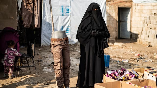 Femme dans un camp incarcérant des proches de jihadistes dans le nord-est de la Syrie.