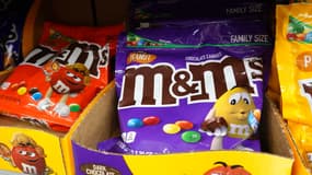 Des paquets de M&M's, une marque détenue par le groupe agroalimentaire américain Mars, en vente dans un magasin de Miami, aux États-Unis, le 24 janvier 2023 (photo d'illustration).
