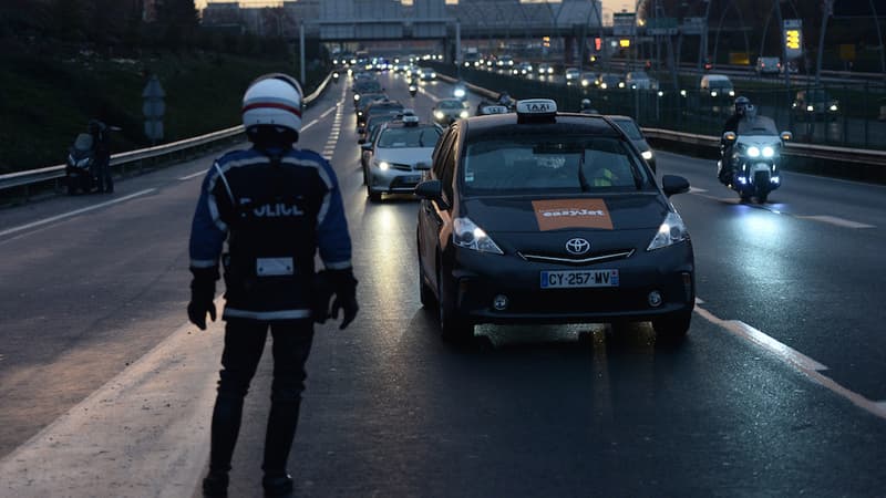 Comment ce policier peut-il détecter d'un simple regard un chauffeur UberPop dans cette circulation ?