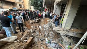 Des personnes vérifient les dégâts sur les lieux d'une frappe israélienne dans la banlieue sud de Beyrouth, le 20 septembre 2024.