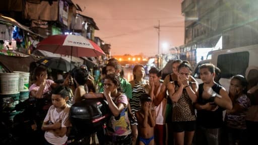 Les 28 septembre 2016 à Manille, habitants de Manille sidérés devant trois morts, victimes de la lutte antidrogue aux Philippines Les 28 septembre 2016 à Manille, habitants de Manille sidérés devant trois morts, victimes de la lutte antidrogue aux Philippines