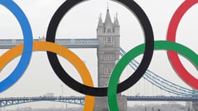 Le Tower Bridge visible à travers des anneaux olympiques géants sur une barge flottant sur la Tamise à Londres, le 28 février 2012.