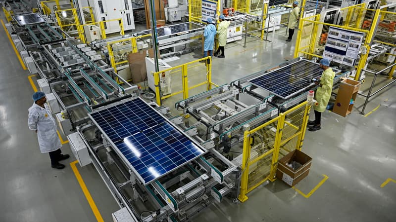 "Il faudrait des journées de 48 heures pour satisfaire toute la demande": pour s'affranchir de sa dépendance à la Chine, l'Inde développe à toute vitesse la production de panneaux solaires "made in India" grâce aux aides publiques